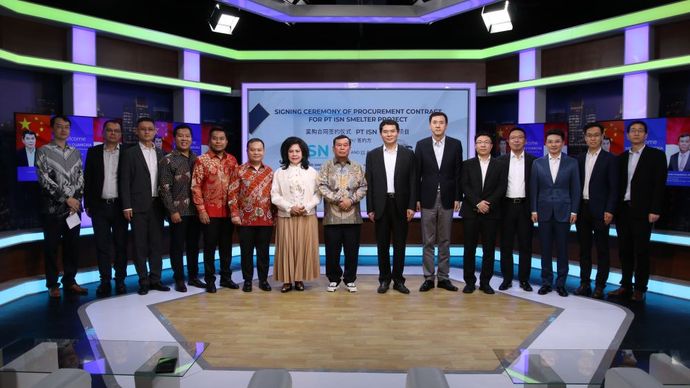 Presiden Komisaris NT Corp Nurdin Tampubolon, Presiden Direktur PT ISN, Lince Berliana Tobing, General Manager MCC Indonesia, Mr Cao Xiaowei dan Vice Chairman, MCC Group, Zhu Guangxia berfoto bersama jajaran direksi dan manajemen dari kedua perusahaan usai penandatangan kontrak kerja sama PT ISN-NT Corp dan MCC International. 