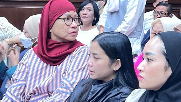 Karen Agustiawan (kiri) jelang sidang vonis kasus korupsi yang menjeratnya. 