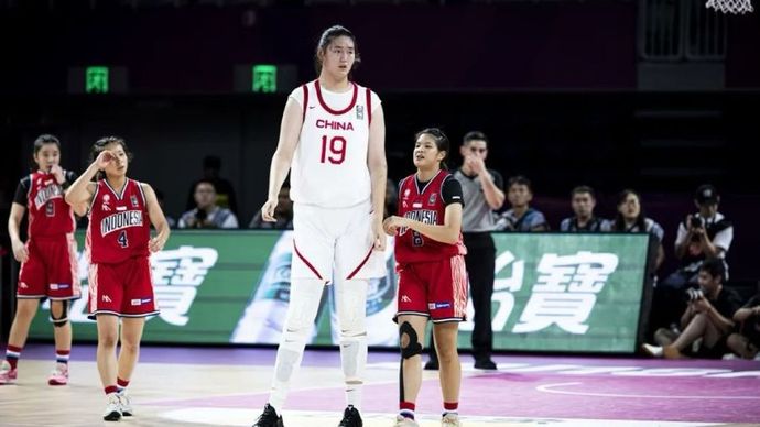 Tim nasional basket putri U-18 Indonesia melawan tim tuan rumah China di Longhua Culture &amp; Sports Center Shenzhen pada 24 Juni 2024.