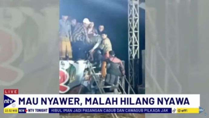 Korban MR yang jatuh pingsan saat hendak nyawer dibawa turun dari atas panggung/tangkapan layar NTV