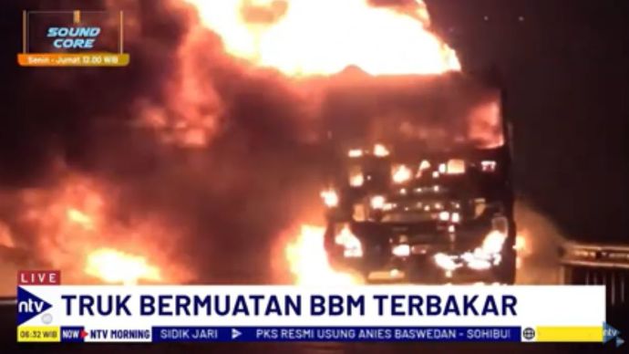 Kobaran api membakar seluruh badan truk pengangkut BBM Pertamina di ruas tol Ngawi/tangkapan layar NTV