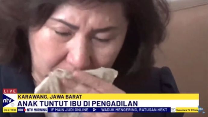 Kusumayati tak kuasa menahan tangis karena harus menjadi pesakitan di PN Karawang karena laporan dan tuntutan anaknya/tangkapan layar NTV