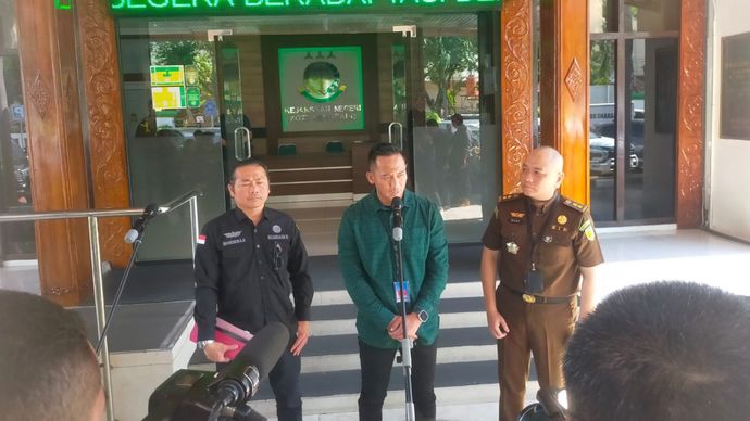 Direktorat Tipid Cyber Bareskrim Polri telah menyerahkan 9 tersangka pelaku judi online beserta barang buktinya kepada pihak Kejaksaan Negeri Semarang