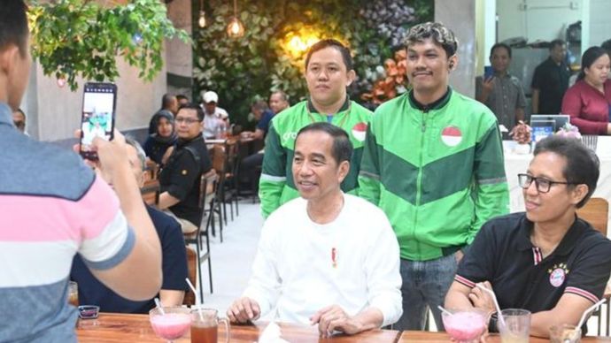 Presiden Jokowi saat berfoto bersama warga di mal Palangkaraya. 