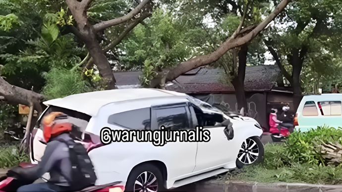 Sebuah mobil berwarna putih mengalami kecelakaan di Jalan Basuki Rahmat, Jatinegara, Jakarta Timur