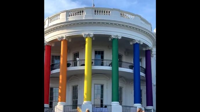 Tiang Gedung Putih dilapisi warna bendara pelangi