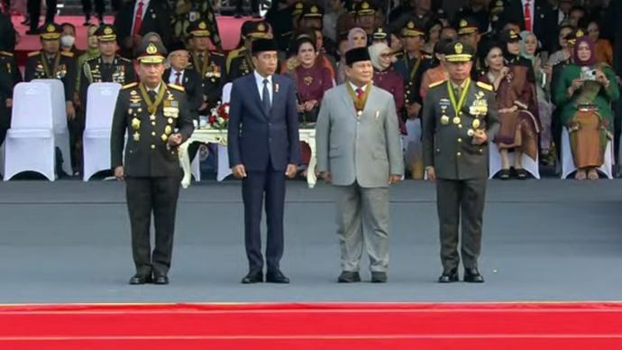 Presiden Jokowi mengajak presiden terpilih Prabowo Subianto menyaksikan defile peringatan Hari Bhayangkara ke-78. 