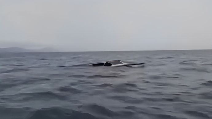 kapal wisata Dolphin tenggelam saat melakukan penyeberangan dari Pantai Pandan menuju Pulau Kalimantung pada Sabtu (29/6/2024).