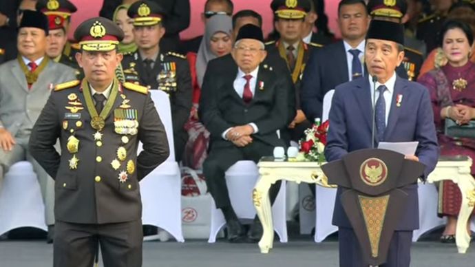 Kapolri Jenderal Listyo Sigit Prabowo mendampingi Presiden Jokowi. 
