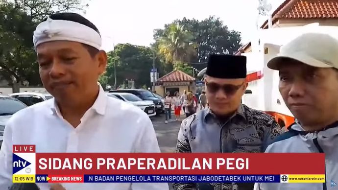 Dedi Mulyadi datang bersama Rudi Irawan, ayah dari Pegi Setiawan, menghadiri sidang praperadilan di Pengadilan Negeri Bandung, Selasa (1/7/2024).