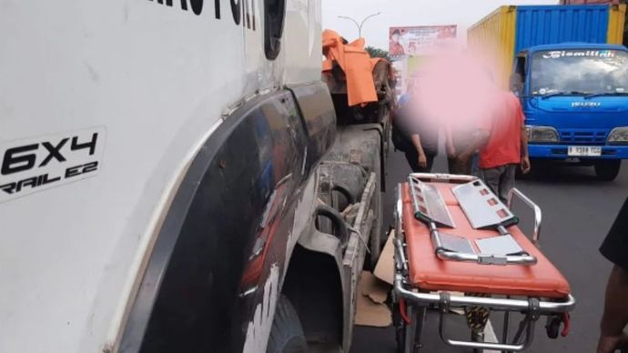Seorang pengendara motor tewas terlindas kontainer di Jalan Sultan Agung, tepatnya di Flyover Kranji arah Harapan Indah, Medan Satria, Kota Bekasi