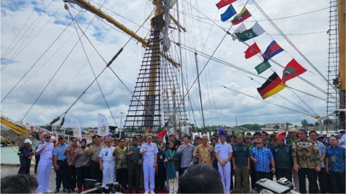 Penyambutan delegasi Indonesia dan misi pelayaran Muhibah Budaya Jalur Rempah dengan KRI Dewaruci di Pelabuhan Tanjung Bruas, Melaka, Malaysia, pada Minggu, 30 Juni 2024. 