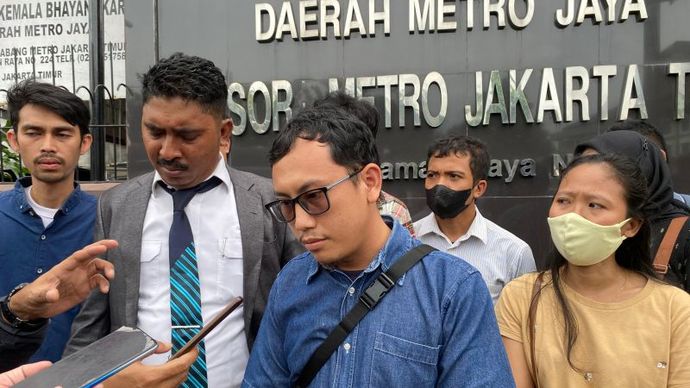 Puluhan pelamar kerja yang menjadi korban penipuan dan penggelapan dengan modus pencurian data pribadi yang digunakan untuk pinjaman online (pinjol) saat mendatangi Mapolres Metro Jakarta Timur, Jumat (5/7/2024). ANTARA/Syaiful Hakim  <b>(ANTARA/Syaiful Hakim)</b>