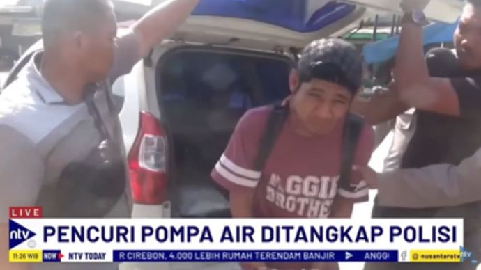 AS pelaku pencurian mesin air masjid di Tanjung Balai, Sumut digiring petugas/tangkapan layar NTV