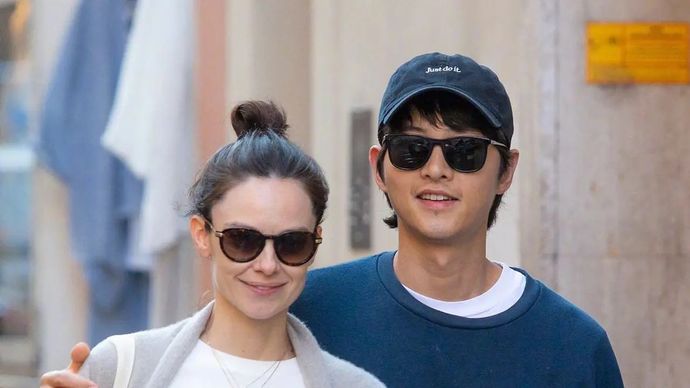 Song Joong Ki dan Katy Louise Saunders.