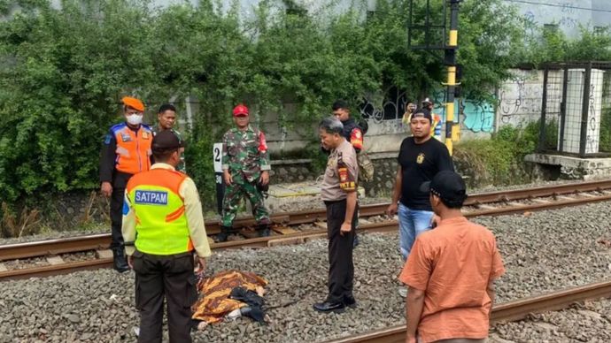 Wanita tersambar kereta