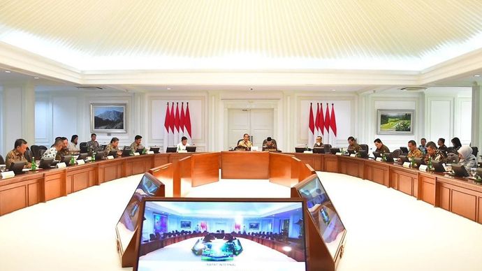 Rapat terbatas yang dipimpin Bapak Presiden Jokowi di Istana Merdeka bersama jajaran Menteri Kabinet Indonesia Maju. (Instagram @erickthohir)