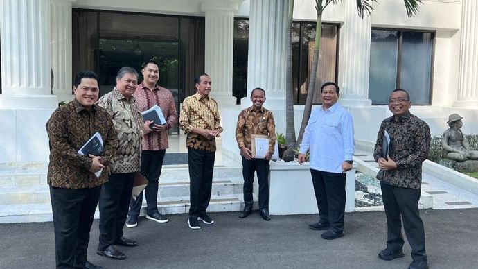 Rapat terbatas yang dipimpin Bapak Presiden Jokowi di Istana Merdeka bersama jajaran Menteri Kabinet Indonesia Maju. (Instagram @erickthohir)