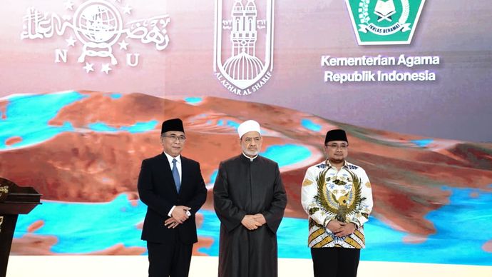 Acara ini digellar Pengurus Besar Nahdlatul Ulama (PBNU) bekerja sama dengan Kementerian Agama di Jakarta, Rabu (10/7/2024). Hadir Grand Syekh Al-Azhar yang juga Ketua Majelis Hukama Muslimin (MHM), Imam Akbar Ahmed Al Tayeb, Rois 'Aam PBNU KH Miftachul Akhyar, Wakil Rais 'Aam KH Afifuddin Muhajir