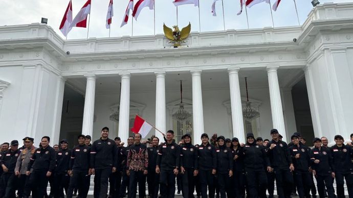 Presiden Joko Widodo melepas keberangkatan Tim Indonesia menuju Olimpiade 2024, di halaman Istana Merdeka, Jakarta, Rabu (10/7/2024). (ANTARA/Yashinta Difa) 