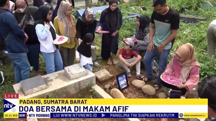 Keluarga Afif Maulana, teman dan mahasiswa menggelar doa bersama dan tabur bunga di pusara Afif Maulana di TPU Tanah Sirah, Padang, Sumatera Barat, Rabu (10/7/2024).