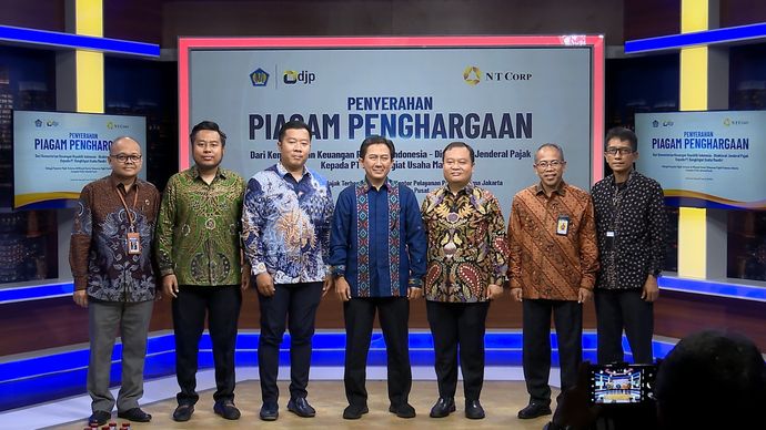 Penyerahan Piagam Penghargaan dari Kementerian Keuangan Republik Indonesia-Direktorat Jenderal Pajak kepada PT Bangkit Usaha Mandiri sebagai Penyetor Pajak Terbesar di Wilayah Kantor Pelayanan Pajak Pratama Pajak Cempaka Putih Jakarta Pusat