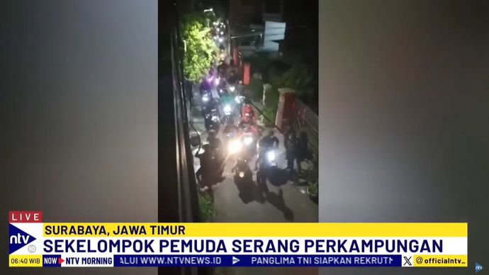 Gerombolan pemuda yang mengendarai motor dan membawa senjata tajam langsung menyerang sebuah gang perkampungan di Wonosari Lor, Kota Surabaya.&nbsp; 