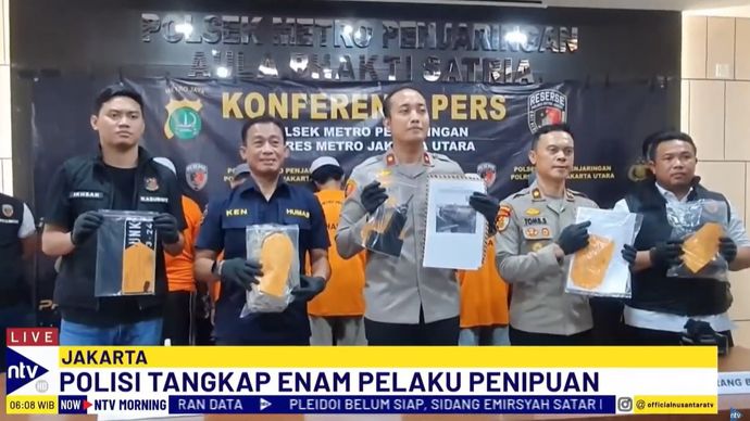 Unit Reskrim Polsek Metro Penjaringan menangkap enam pelaku sindikat kasus penipuan dan penggelapan dengan modus jasa pengiriman online. 