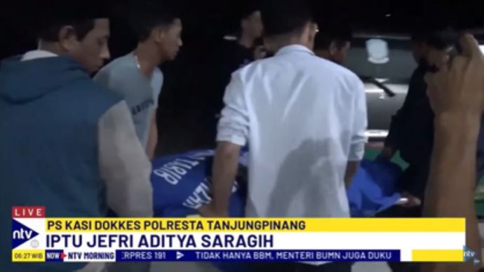 Petugas membawa jenazah remaja 13 tahun yang meninggal usai mengkonsumsi obat Puskesmas/tangkapan layar NTV 