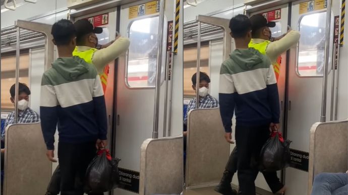 Petugas KRL membuka pintu gerbong KRL