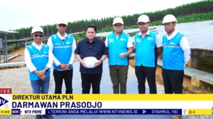 Menteri BUMN Erick Thohir ditemani Direktur Utama PLN Darmawan Prasodjo memberi keterangan pers usai meninjau Pembangkit Listrik Tenaga Surya (PLTS) PLN di IKN/tangkapan layar NTV