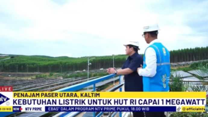 Menteri BUMN Erick Thohir ditemani Direktur Utama PLN Darmawan Prasodjo meninjau Pembangkit Listrik Tenaga Surya (PLTS) PLN di IKN/tangkapan layar NTV