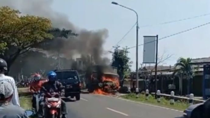 Mobil terbakar