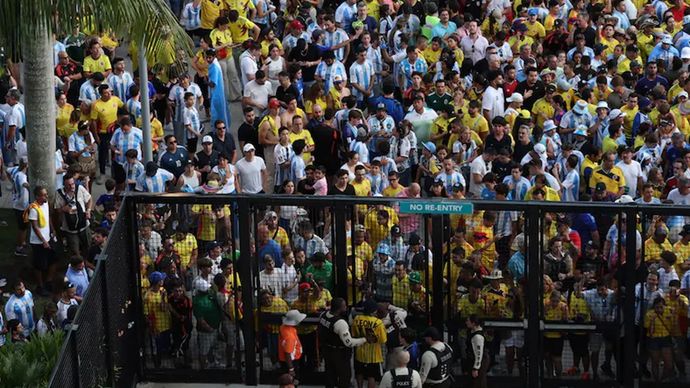 Suasana di depan gerbang Hard Rock Stadium jelang final Copa America 2024 yang mempertemukan Argentina vs Kolombia