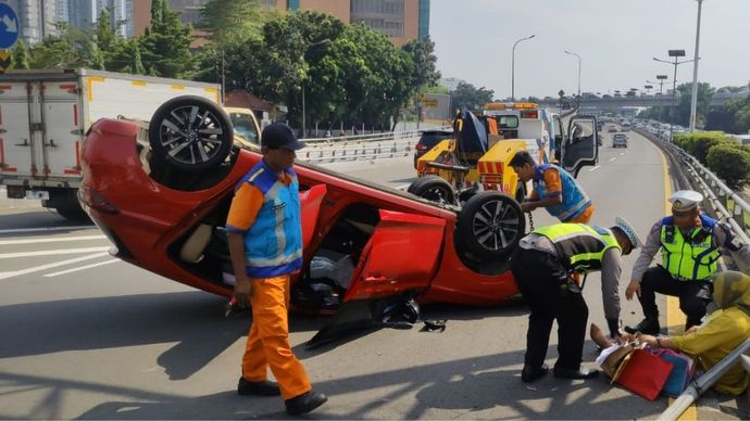 Mobil terbalik di ruas Tol Dalam Kota KM 12+800