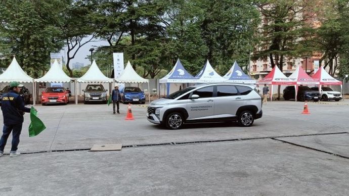 Bagi pengunjung yang ingin melakukan test drive di GIIAS 2024 bisa langsung mendaftarkan diri. (Foto: Adiantoro/NTV)