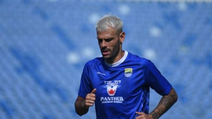 Tyronne del Pino kembali memperkuat Persib Bandung