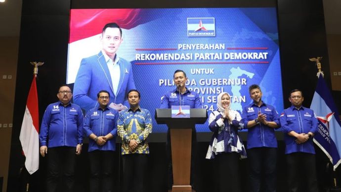 Ketua Umum Partai Demokrat, Agus Harimurti Yudhoyono (AHY), menyerahkan surat rekomendasi kepada empat paslon