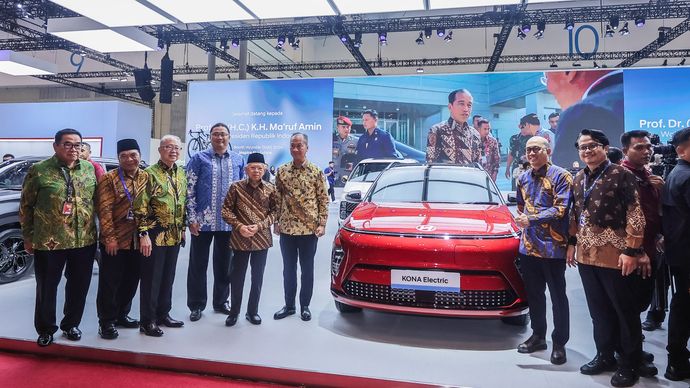 Wakil Presiden (Wapres) Ma'ruf Amin sempat tertawa senang di dalam kabin Hyundai Kona Electric