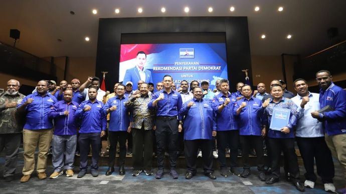 Ketua Umum Partai Demokrat, Agus Harimurti Yudhoyono (AHY), menyerahkan surat rekomendasi kepada empat paslon