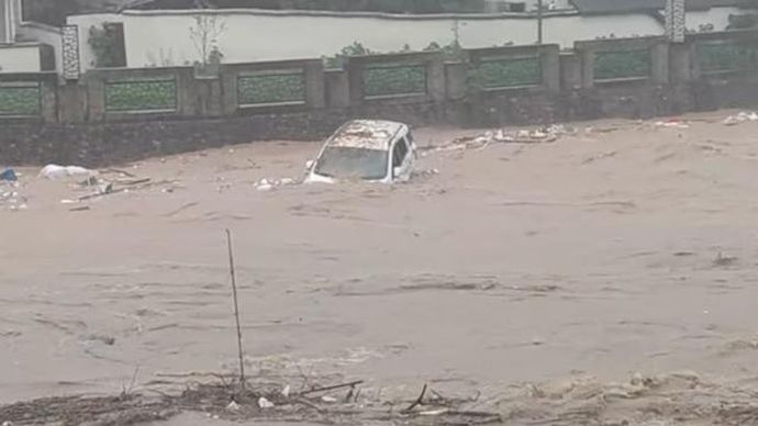 Jembatan Runtuh Diguyur Hujan Lebat