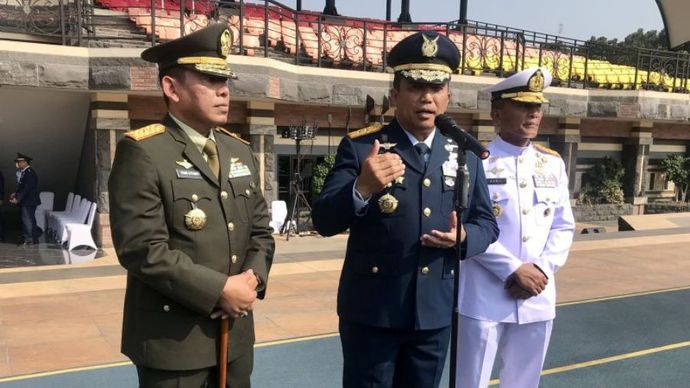 Wakil Komandan Komando Pendidikan dan Latihan (Wadan Kodiklat) TNI Marsekal Muda (Marsda) TNI Widyargo Ikoputra (tengah) menjawab pertanyaan media selepas upacara Prasetya Perwira (Praspa) Prajurit Karier Tahun 2024 di Mabes TNI, Cilangkap, Jakarta, Senin (22/7/2024).