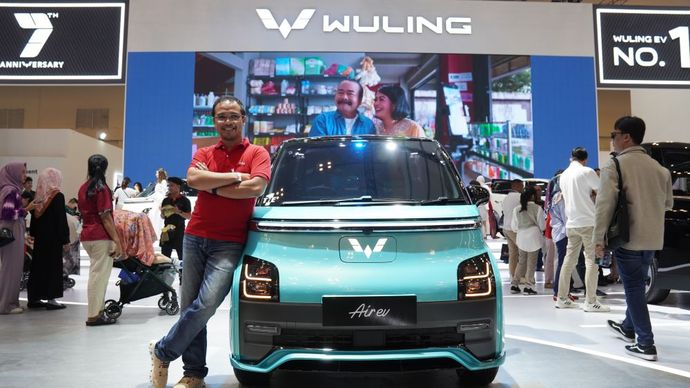 Dewangga Alam mengubah Air ev berkelir biru pastel miliknya menjadi warna fountain blue yang terinspirasi dari mainan masa kecilnya yaitu Tamiya. (Foto: Istimewa/Wuling)