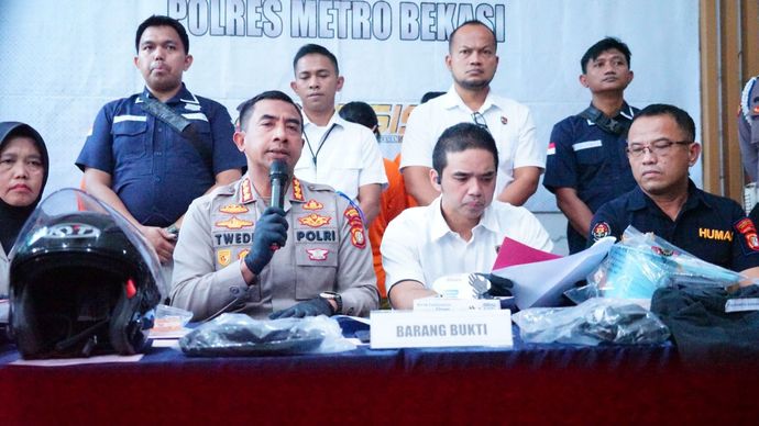 Konferensi pers Polres Metro Bekasi terkait pembunuhan pria oleh istri, putri dan pacar anaknya. 