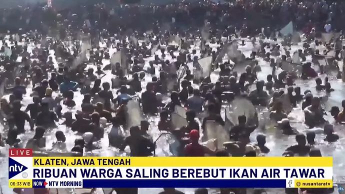 Ribuan warga Klaten, Jawa Tengah, saling berebut 2 ton ikan air tawar yang dilepas di dalam kolam pemancingan.