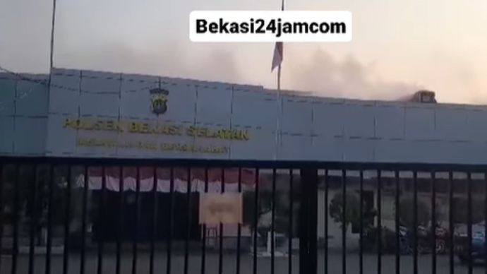 Kepulan asap dari kantor Polsek Bekasi Selatan