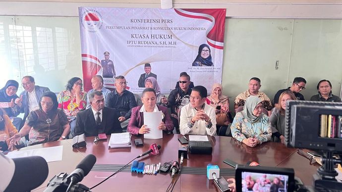 Konferensi pers kuasa hukum Iptu Rudiana. 