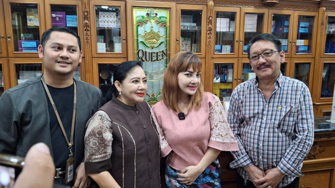 Pemilik Queen Klinik bersama Irma Darmawangsa