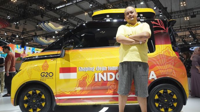 Sakura bersama Air ev dengan livery KTT G20 miliknya di GIIAS 2024. (Foto: Istimewa/Wuling)