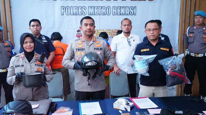 Konferensi pers polisi terkait pembunuhan pria pengusaha aksesori di Bekasi. 